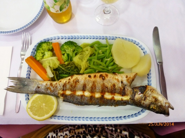 Logo a seguir pedimos um robalo frito que veio acompanhado por legumes deliciosos. Robalo Grelhado com Legumes a módicos E$ 8.00 - preço de 2014.