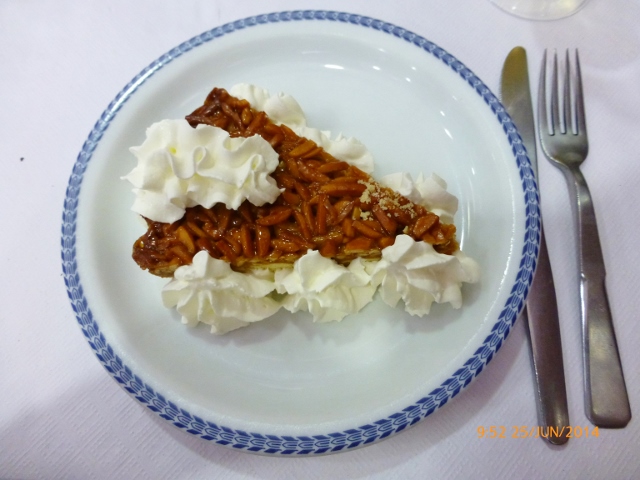 Torta de Amêndoas Com Chantilly. Torta de Amêndoas com Chantilly.