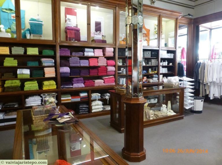A elegante loja oferece roupas de cama, mesa e banho, pijamas, sacos de lavanda, Kimonos.
