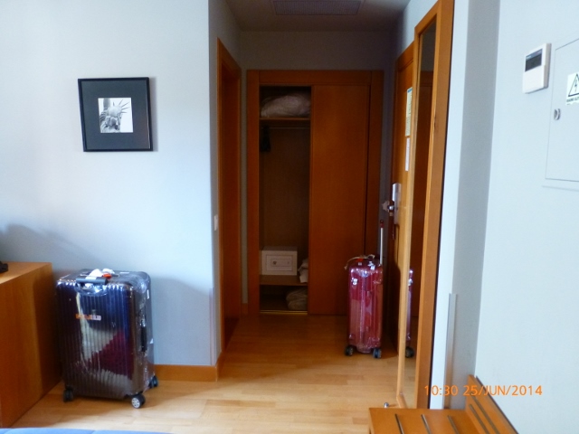 Quarto de excelente tamanho para a categoria básica de hospedagem. Quarto dotado de armário espaçoso e lugar para mala. America Diamonds Hotel.