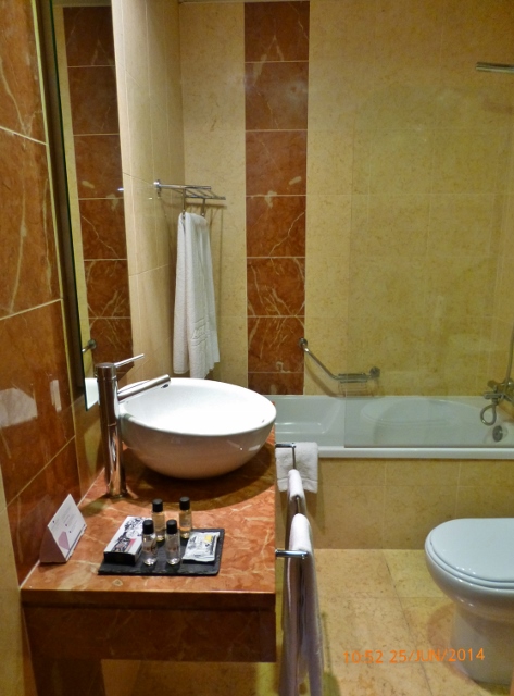 Banheiro amplo. Alça de segurança na banheira - importantíssimo! - e ducha com saída de água satisfatória. Banheiro amplo. Alça de segurança na banheira - importantíssimo! - e ducha com saída de água satisfatória.
