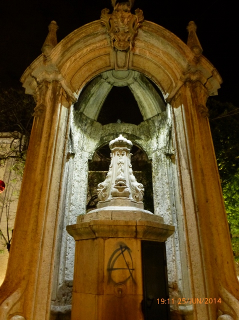 Chafariz do Carmo, em frente à entrada do Museu Arqueológico onde antigamente era um Convento.