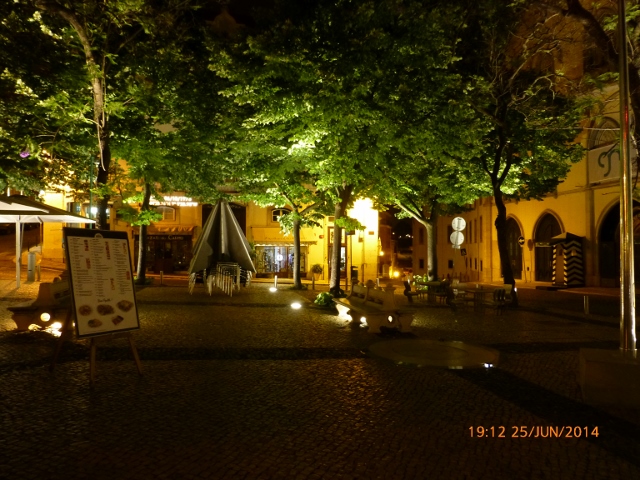 Devido sua iluminação, à noite o largo parece um cenário. Considero este lugar um atraente ponto turístico no Centro de Lisboa.