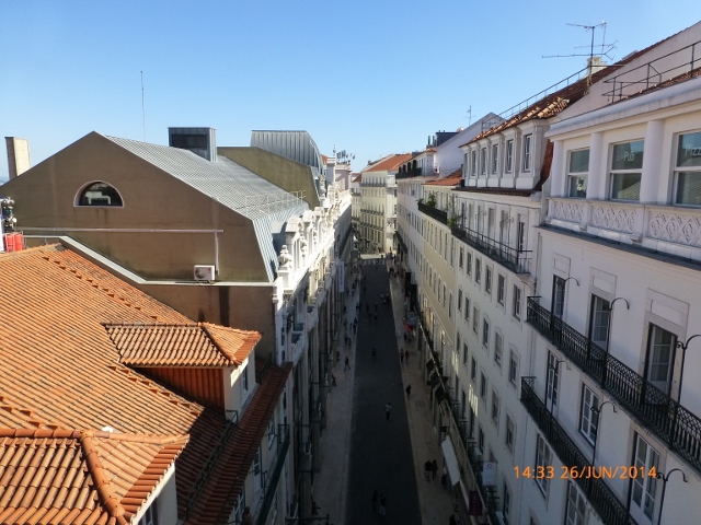 Rua do Carmo vista da passarela que liga o elevador de Sta Justa ao Largo do Carmo.