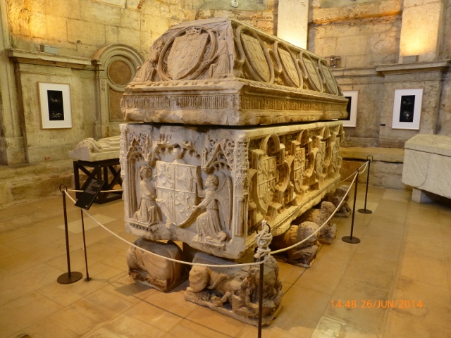 Túmulo gótico de Dom Fernando I de Portugal.