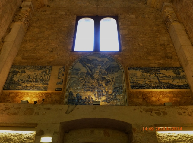 Os painéis em azulejo que permaneceram presos às paredes são maravilhosos.