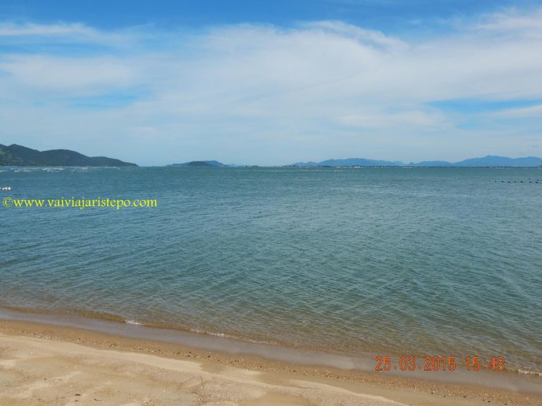 Ribeirão da Ilha. Mar calmo, ótimo para tomar um lindo banho de mar e depois pegar um solzinho... Caprichar no bronze... Hein?