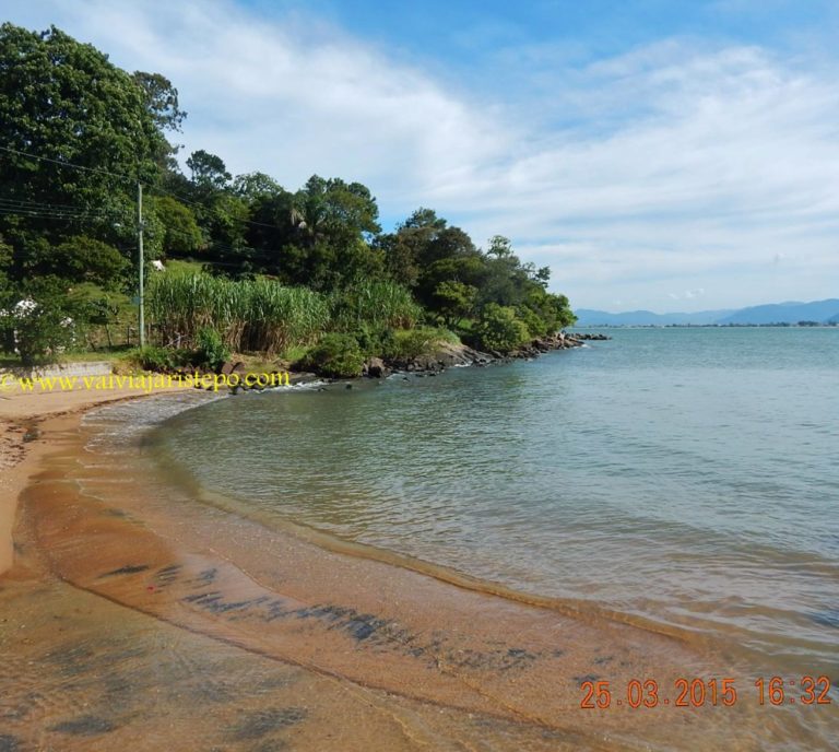 Praia na Caieira da Barra do Sul, o "porto" do Paraíso das Ostras.