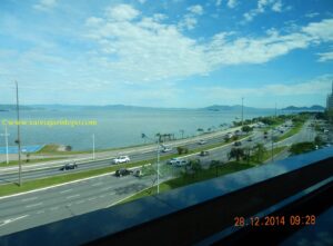Av. Beira Mar Norte, em frente ao hotel.