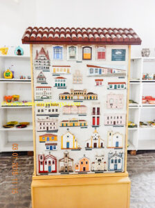 Todas as fachadas retratadas nestas peças decorativas, são cópias de edifícios existentes.