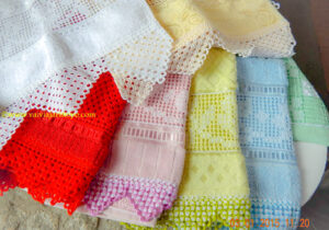 Toalhas de lavabo adornadas com crivo e crochet.