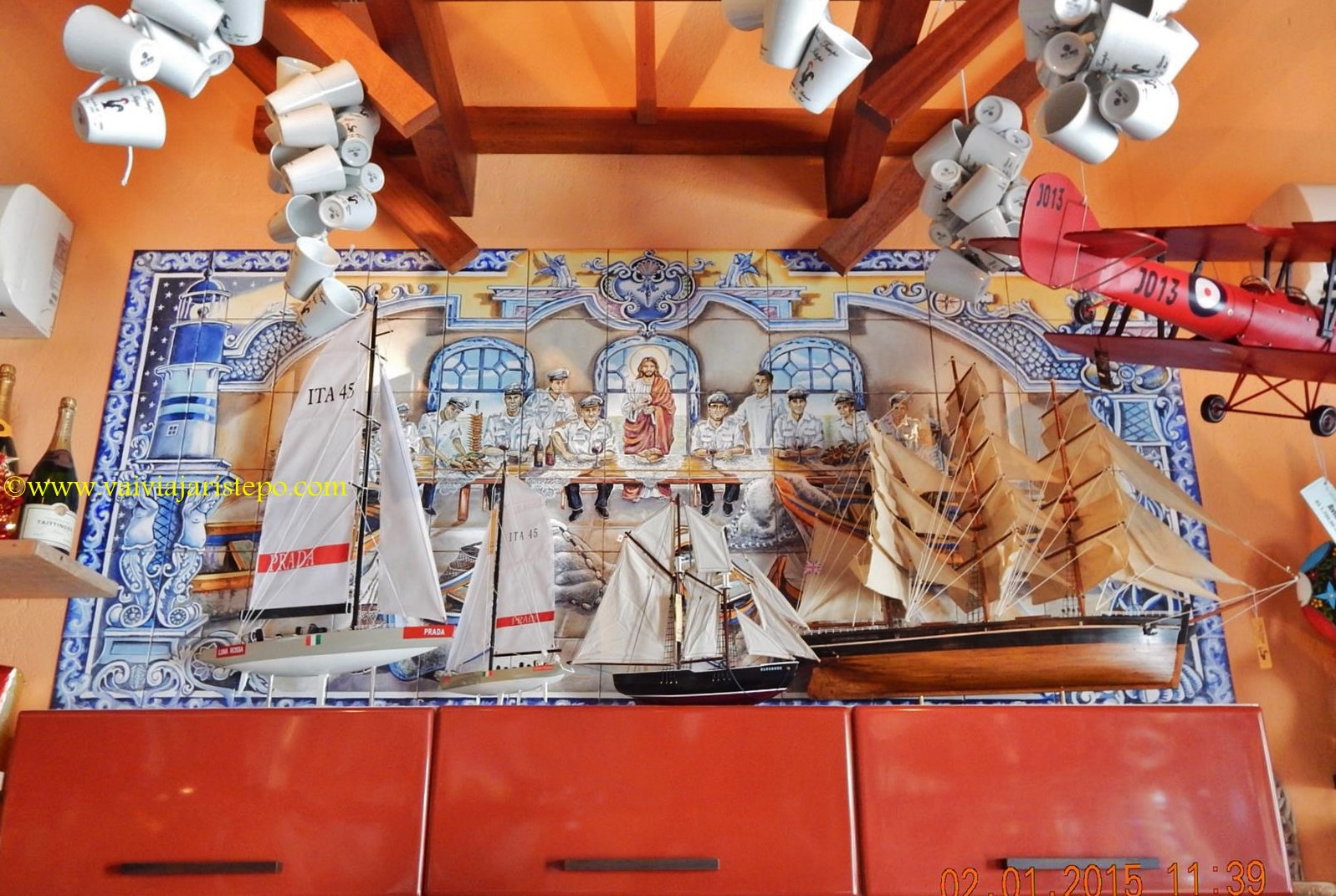 Eis o painel em que 12 funcionários ocuparam lugar na Santa Ceia criada pelo ceramista Jesus Fernandes. Eis o painel em que 12 funcionários ocuparam lugar na Santa Ceia criada pelo ceramista Jesus Fernandes.