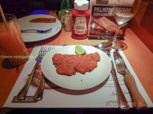 Schnitzel como entrada. Muito martelado, perdeu sabor e ficou seco.