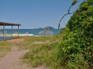 Permanecemos na praia por algum tempo, mas tínhamos que providenciar a volta para o estacionamento, e pensávamos em contratar um barqueiro.