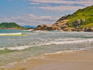 Há comerciantes na praia que preparam refeições e lanches. Comemos e conseguimos contratar um senhor para nos deixar no Largo. Chegar até ao barco foi outro parto.