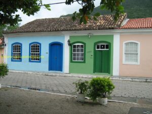 Muitas residências foram modernizadas, mas as cores fortes de suas fachadas - outra característica do bairro - permanecem.