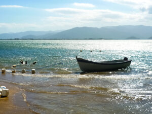 Já com os pés na areia e relaxados, cliquei esta foto como despedida de nossa inesquecível iniciativa. Mesmo com a lentidão da caminhada, o pé que ficou preso entre pedras, a dificuldade em entrar no barco para voltar para o ponto de partida, valeu demais o que para nós foi uma aventura.