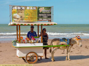 O bar ambulante não poderia ser mais original. Coisas de Nordeste.
