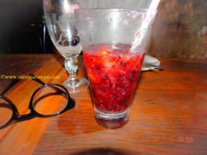 Coquetel de Frutas vermelhas sem álcool: morangos, amoras... e uma pitada de segredo. Pura delícia.