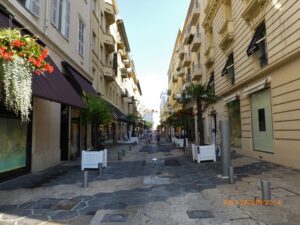 Rue Paradis - repleta de grifes.