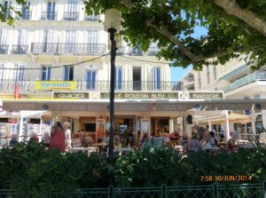 Aqui no Poussin Bleu, ao chegarmos a St. Raphael, tomamos um bonito café com leite, pão, geléia etc. Foi bem melhor que o decepcionante almoço.