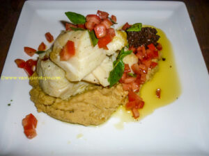 Uma das Tapas oferecidas é esta: Bacalhau, Grão de Bico e Torradinhas.