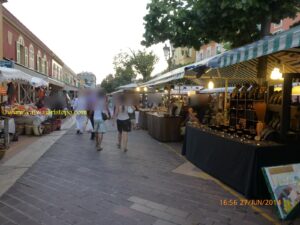 Diariamente estas barracas se estendem pela Vieux Nice o oferecem não apenas os produtos tradicionais como frutas, legumes, verduras, cereais, bem como sabonetes, artesanatos e dezenas de novidades. E o que serve de divisor de águas entre as partes nova e antiga da cidade é a estátua de Apollo, na Plalce Masséna.