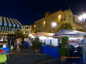 Cours Saleya. À direita, ao fundo, está a Capela da Misericórdia.