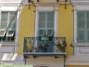 À certa distância, não me dei conta de que frontões, frisos e balaústres que adornam janelas e varandas eram pinturas executadas com a técnica "Trompe L'Oleil", tamanha a perfeição do trabalho. Porém, conforme me aproximei das paredes daqueles prédios é que percebi que estava cercada por um painel artístico imenso e mais maravilhada fiquei.