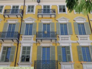 Molduras de portas e janelas, frontões e balaústres executados com a técnica de pintura Trompe L'Oeil. Molduras, frontões (triângulos e arcos acima das janelas e balaústres (abaixo das janelas), tudo é pintura!