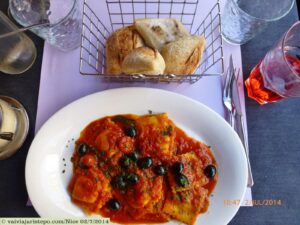 Ravioli com molho de tomates e manjericão. Adoro!