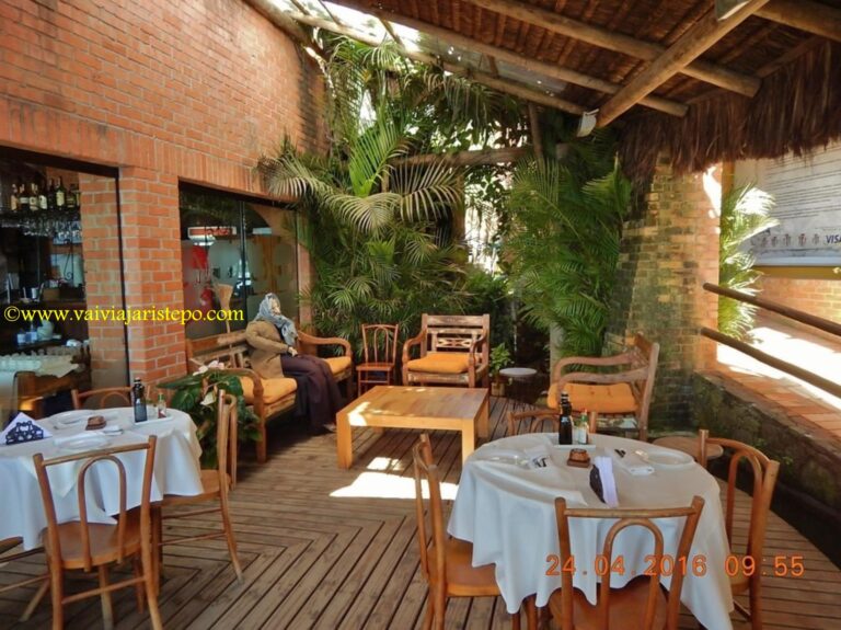 Ambientes descontraídos e comida de qualidade atraem amantes da boa mesa, estejam onde estiverem. O Ribeirão, por exemplo, fica afastado do Centro de Florianópolis, mas isso não passa de mero detalhe. A turma do bom garfo não mede distâncias quando o assunto é comer bem.