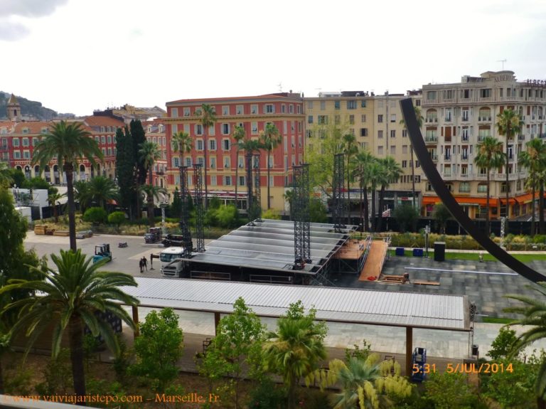 Jardim Alberto I, em Nice, preparativos para um festival de jazz.