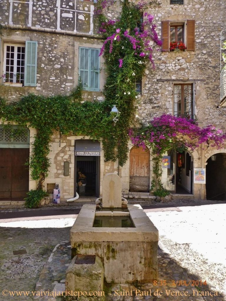 Largo em Saint-Paul-de-Vence, com direito à uma fonte, galerias de arte, e roupas e flores nas janelas.