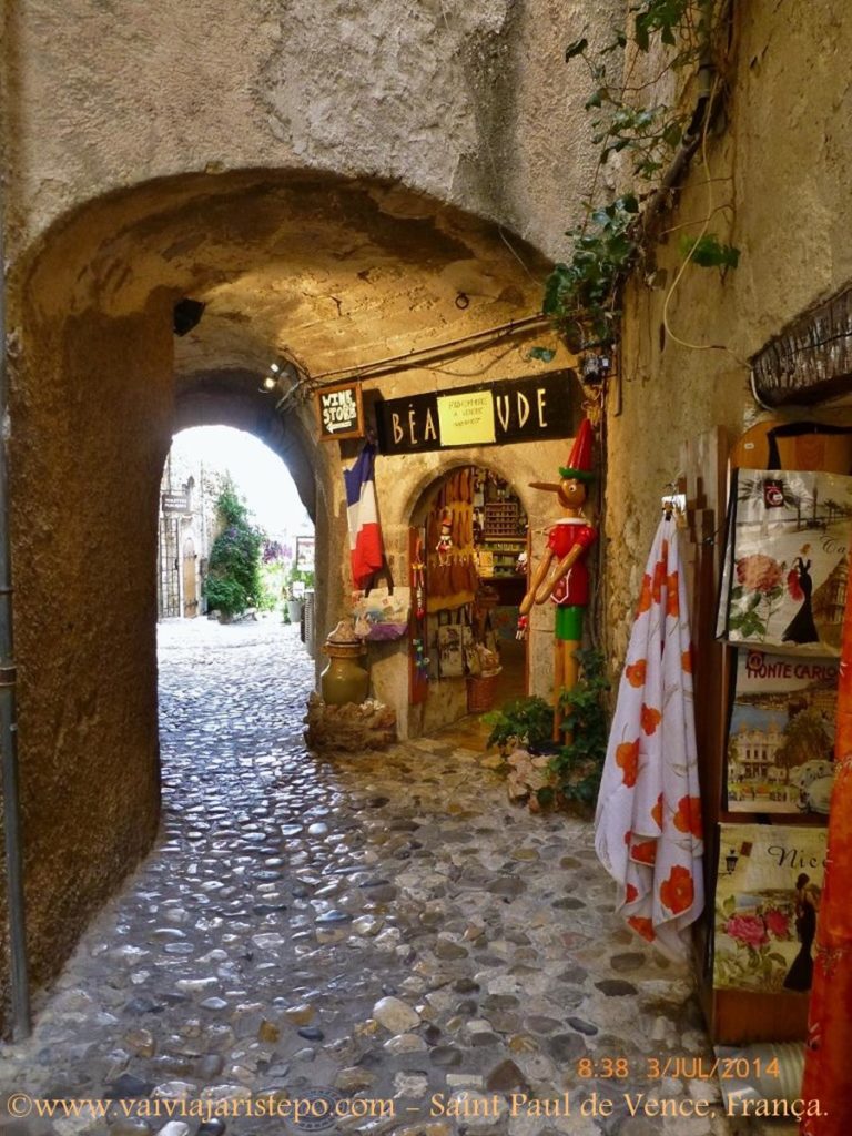 Estas lojas são muito atraentes. Hà mercadoria para todos os gostos e os preços são convidativos. Á direita, penduradas na porta, estão bolsas de plástico com desenhos e fotos da Provence. Não pesam na mala, são excelentes lembranças e os preços são baixos.