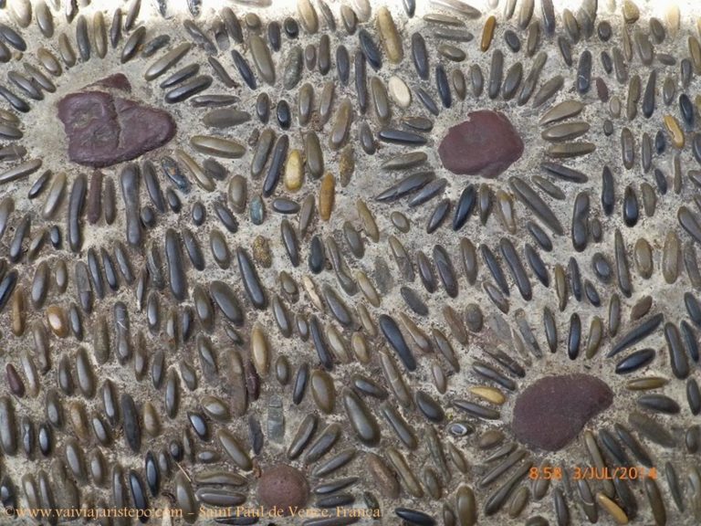 Arte até no calçamento de algumas ruas.