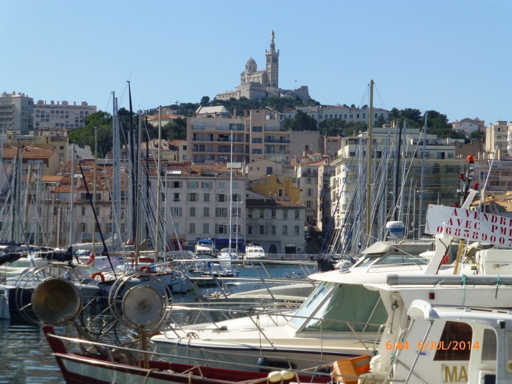 Basílica de Notre Dame de la Garde, fotografada do Vieux Port.
