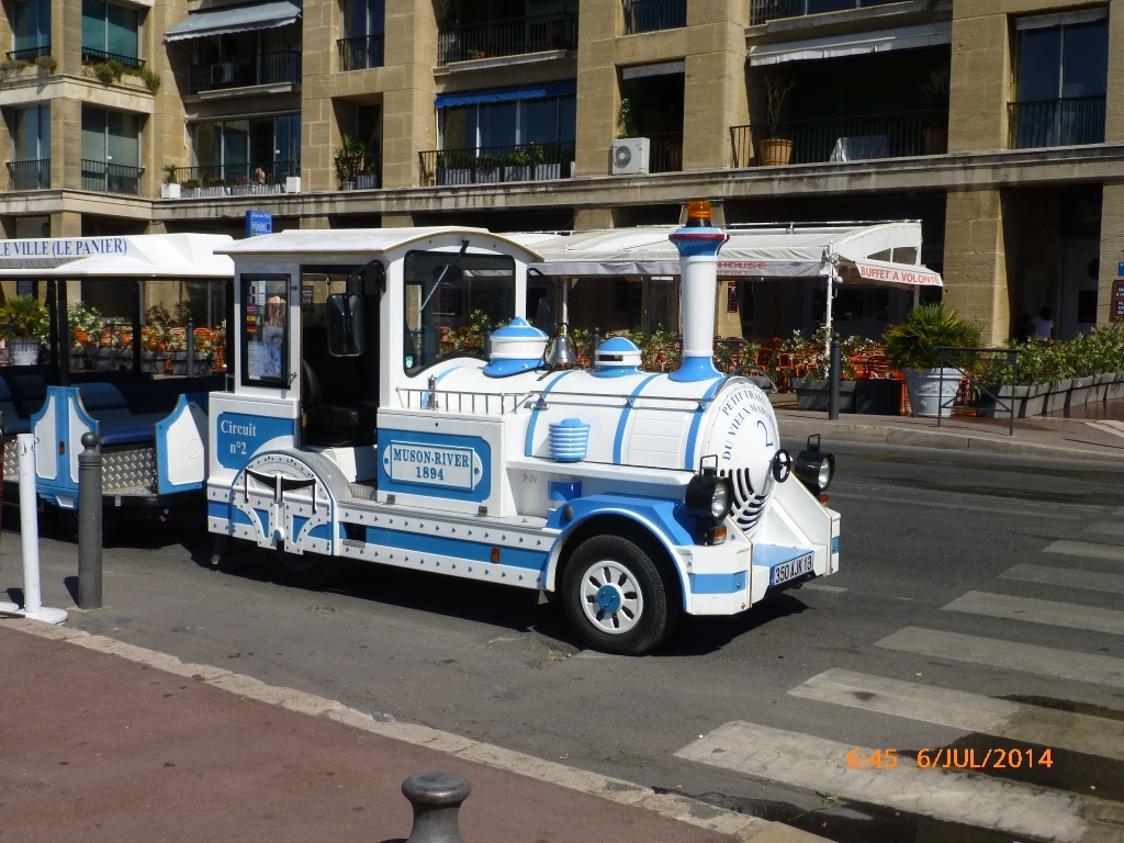 Uma das conduções para você chegar ao Santuário é este trenzinho, cujo ponto é em frente a este prédio no Vieux Port.