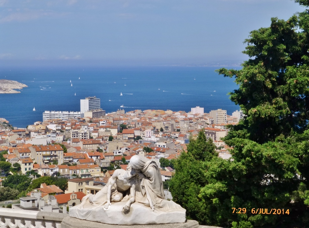 Vista do pátio da Basílica de Notre Dame de la Garde.