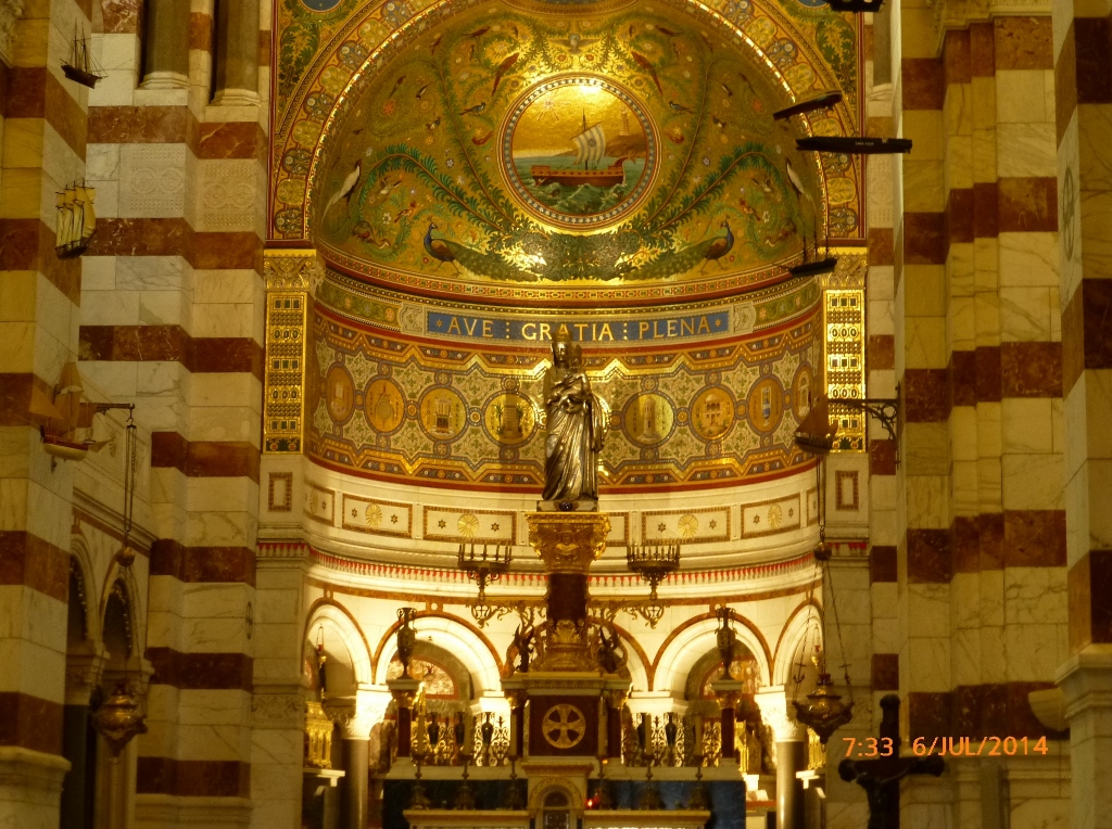 <span style="font-family: 'comic sans ms', sans-serif; font-size: 14pt;">N. S. da Guarda reinando absoluta em seu altar.</span>