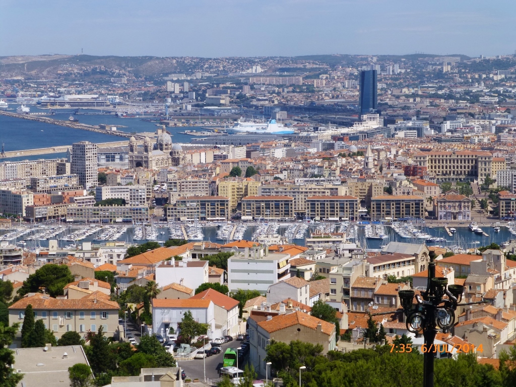<span style="font-family: 'comic sans ms', sans-serif; font-size: 14pt;">Marseille vista parcialmente do pátio da Basília de Notre Dame de la Garde.</span>