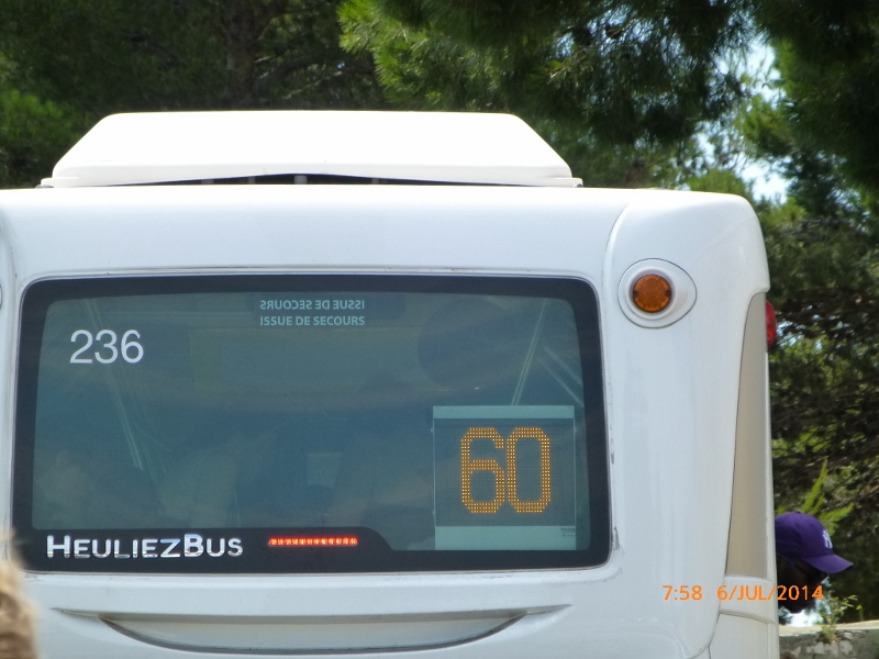 O ônibus 60 parte do Forte São João e segue até ao santuário.