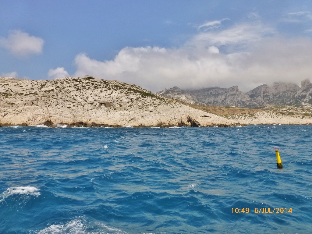 A altura da formação rochosa de calcáreo do inicio do passeio de barco pelas calanques é baixa. 