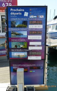 Opções de passeios você encontra em uma bilheteria flutuante de onde partem embarcações para as Calanques.