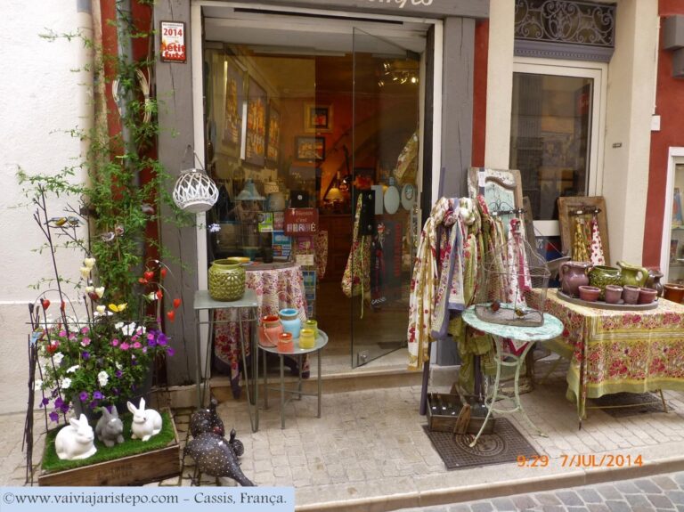 Ao passarmos pela rue Pierre Eydin, 10, nos deparamos com esta loja encantadora chamada L'Art Du Temp. É especializada em peças para decoração, galeria e trabalha com móveis antigos.