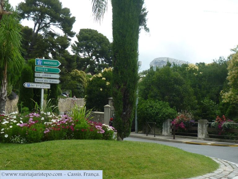 Do ponto final da antiga linha de ônibus ao Port de Cassis era uma boa caminhada. Foi ótimo, porque fomos apreciando um pouco da comuna até chegarmos à marina.