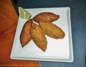 Bolinhos de bacalhau sequinhos e saborosos.
