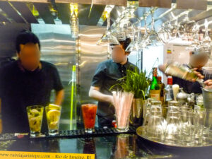 Z. Andrade - leia-se El Born, outro restaurante de Antonio Rodrigues - no centro da foto, comandou a preparação dos drinks especiais.