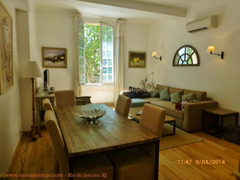 Sala de visitas e jantar do apartamento que alugamos em Aix.