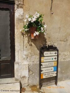 Indicações de lugares em Ménerbes.